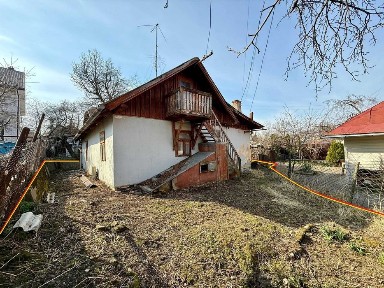 Продаж будинку у добрій локації