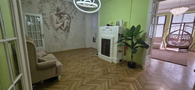 Продається 5 кімнатна квартира в центрі з гаражем