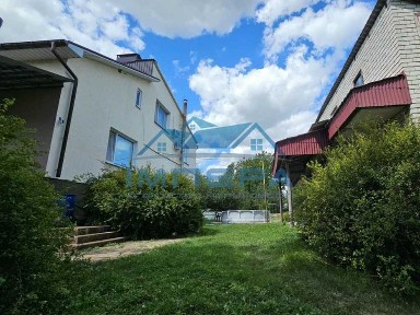 Продам просторий 3-поверховий будинок у мальовничому місці!