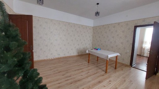 Продам 2-кімнатну квартиру. Вул. Дорошенка, 12.