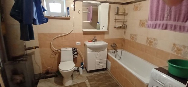 Продам будинок, з санвузлом, гаражем, за межами міста.