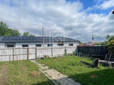 Продається пів будинку з окремим двором та власним входом у Гостомелі!