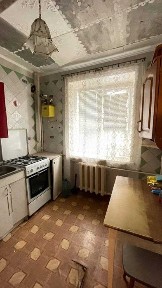 Продаётся 2-х комн. кв. центр. 1 окно на тротуар и проезжую часть.