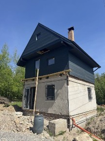 Продаж будинку з земельною ділянкою біля автобазару