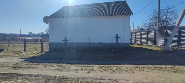 Продається одноповерховий цегляний будинок земельною ділянкою