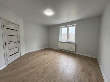 Продам 2-кімнатну квартиру в новобудові з новим ремонтом.