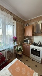 Продам затишну простору квартиру покращеного планування по кільцевому маршруту