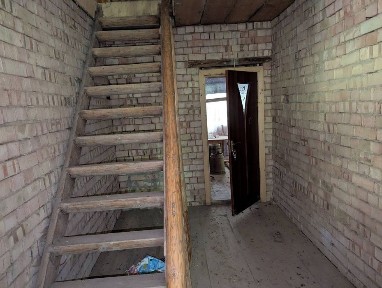 Три будинки з ділянками без сусідів