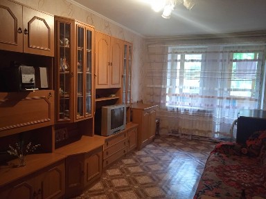 Продам дві кімнати в трикімнатній квартирі та гараж