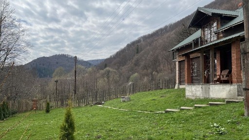 Продаж будиночка із великою земельною ділянкою під бізнес у Рибнику (15 хв від Східниці)