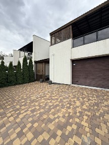 Таунхаус 134 м² з ремонтом у КМ Green Place, Ірпінь - $183 000. Басейн, гараж. Мінімальне оформлення.