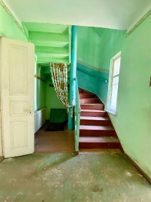 Продам двоповерховий будинок в центрі міста.