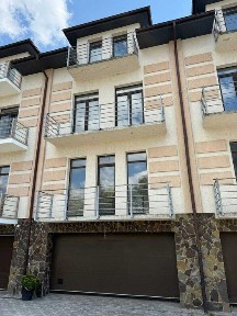 Продаж котеджу по ЄВідновлення в Брюховичах, з виглядом на озеро.