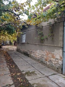 Будинок в курортній зоні з великою земельною ділянкою та комунікаціями