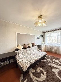 З меблями і технікою, цегляний будинок