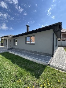 Продам новий будинок з ремонтом у пʼяти хвилинах від центру міста
