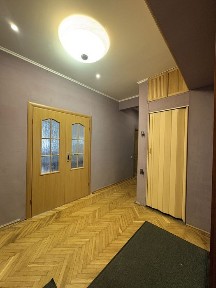 Сталінка. Стеля 3.3 м. Вул. Будівельників 34/1 соцмісто. До метро 300 метрів.