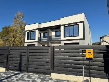 Сучасний будинок - дуплекс з великою ділянкою в Крихівцях