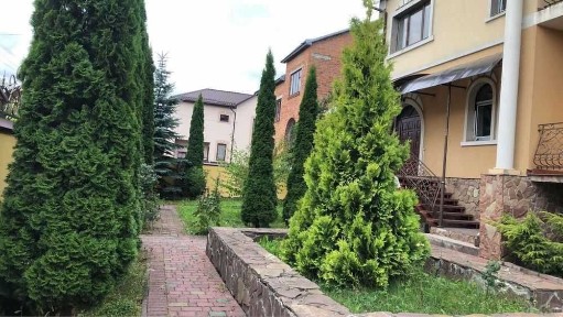 Здам будинок є два гаражі, сад
