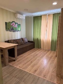 Київ, Червоноткацька вул., 93