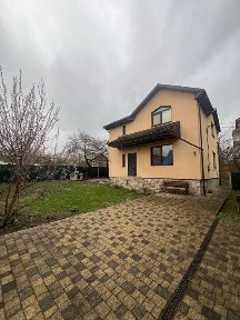 Продам сучасний будинок в районі Сільхоз Академії.