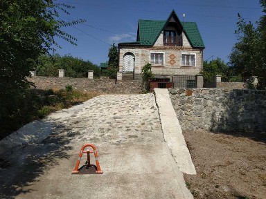 Садовий будинок у мальовничому місці поблизу річки