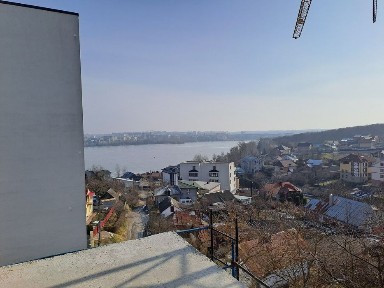 Простора квартира з виглядом на озеро!