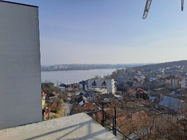 Простора квартира з виглядом на озеро!