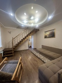 Продаж будинку на два входи з власним бізнесом