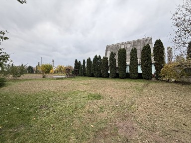 Будинок з ремонтом та виходом до водосховища. Велика ділянка, баня