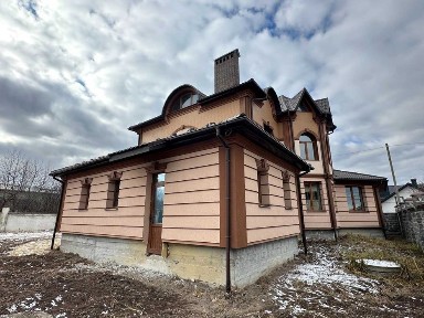 Будинок по вул. Юності з ділянкою 18 сот.