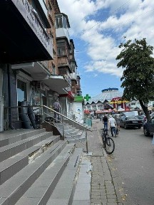 Максимально висока прохідність людей. Фасад. Поруч ринок.