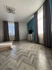 Частина будинку з ділянкою в центрі Роші