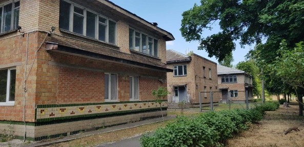 пров. Лобачевського 8А, окрема будівля 2260м2, землі 1,3га., універсальне.