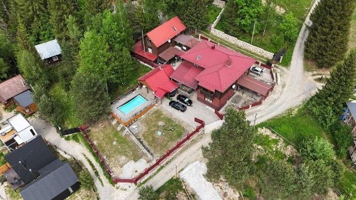 Відпочинковий комплекс з басейном у Микуличині