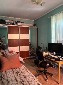 Будинок біля озера поруч з метро Славутич.