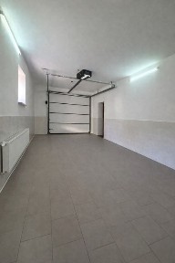 Будинок з гаражем та ремонтом