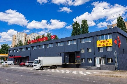 Пропонується в оренду фасадне комерційне приміщення площею 89 м² в окремо розташованій будівлі на вул. Балківській.