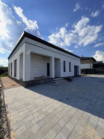 Сучасний одноповерховий будинок у с. Зарічани, (початок села) !