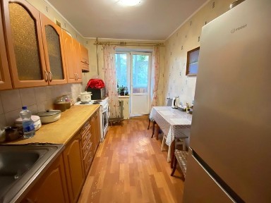 3- кімнатна квартира в цегляному будинку. Третій поверх. Проспект Перемоги.