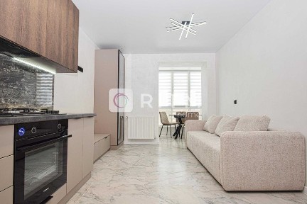 Сучасна 1-кімнатна квартира (50 м²) з кухнею-студією та дизайнерським ремонтом.