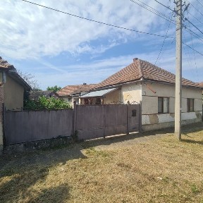 Продається 4-ьох кімнатний будинок в м. Берегове