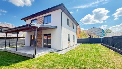 Продаю 2х пов. будинок 150м2 в місті Києві (5 соток ділянка)