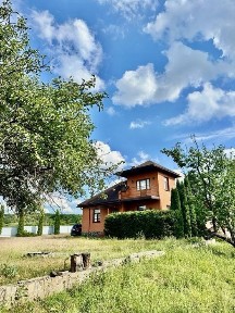 Актуально! Здам в оренду комфортабельний двоповерховий будинок, 3 окремі спальні, вітальня з каміном, сад, ліс. Можна на 2-3 місяці
