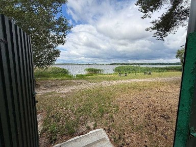 Продам будинок в с. Хрінники Приватизована зем діляка на березі водосховища Цілорічне використання до води 10 метрів