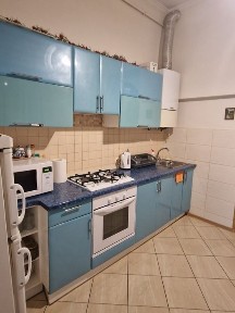 Пропонується в довгострокову оренду охайна, тепла та комфортна двокімнатна квартира.