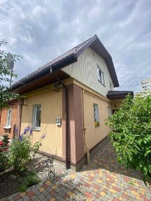 Продам частину будинку з зручностями і окремим двором
