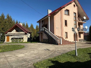 Готельний комплекс у Карпатах з господарською квартирою