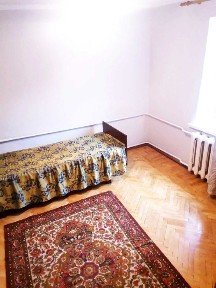 здам частину будинку з окремим двором, 3 кімнати всі зручності, Центральний р-он, мкр-он Соляні, зупинка Млиннаа