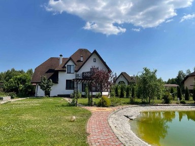 Гарний житловий будинок з власним водоймищем у закритому котеджному містечку! Без%